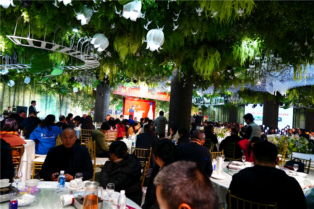 双雄醉酒业高端简装版酱酒“十个手印”闪亮上市新开发产品“雄X6、雄X9”旺销两度断货